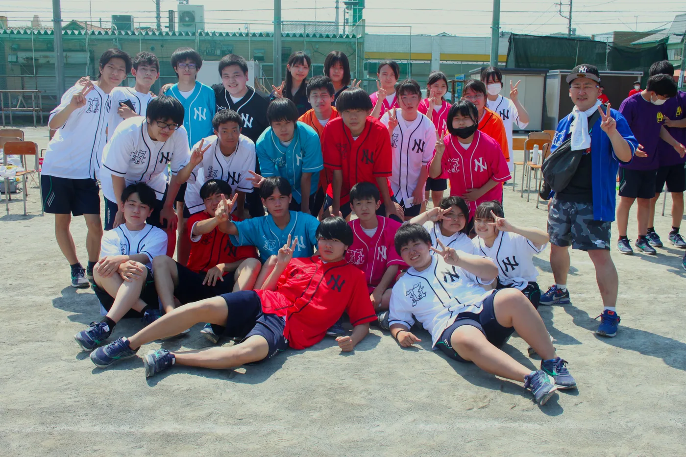 おそろいのクラスTシャツを着て集合写真におさまる生徒たち