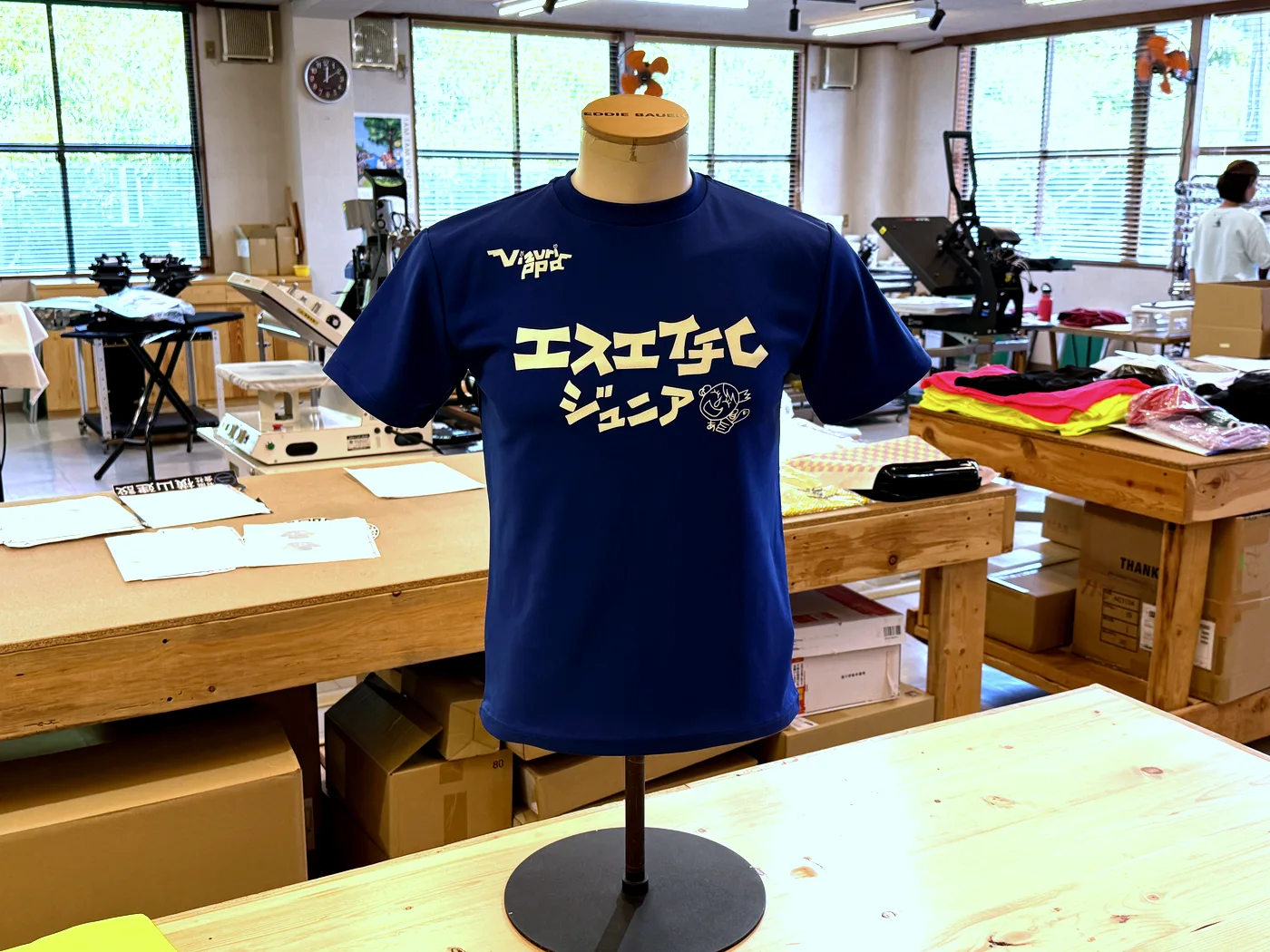 チーム名を大きくプリントしたネイビーのジュニアチームTシャツ