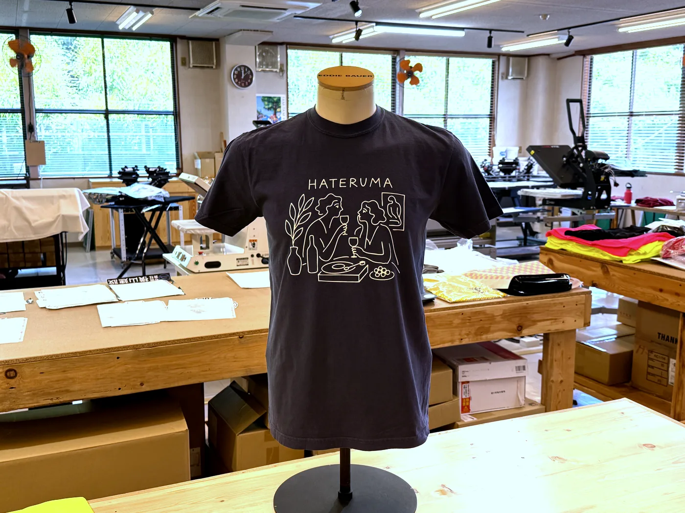 白い線画のイラストとHATERUMAの文字をプリントしたネイビーのTシャツ