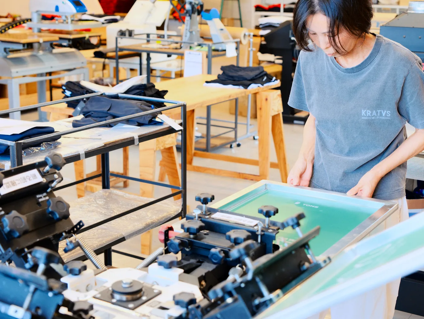 シルクスクリーンで1枚ずつ刷っている作業の様子